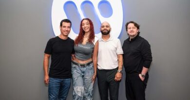 De La Rose firma con Warner Music Latina inaugurando una nueva era en el género urbano